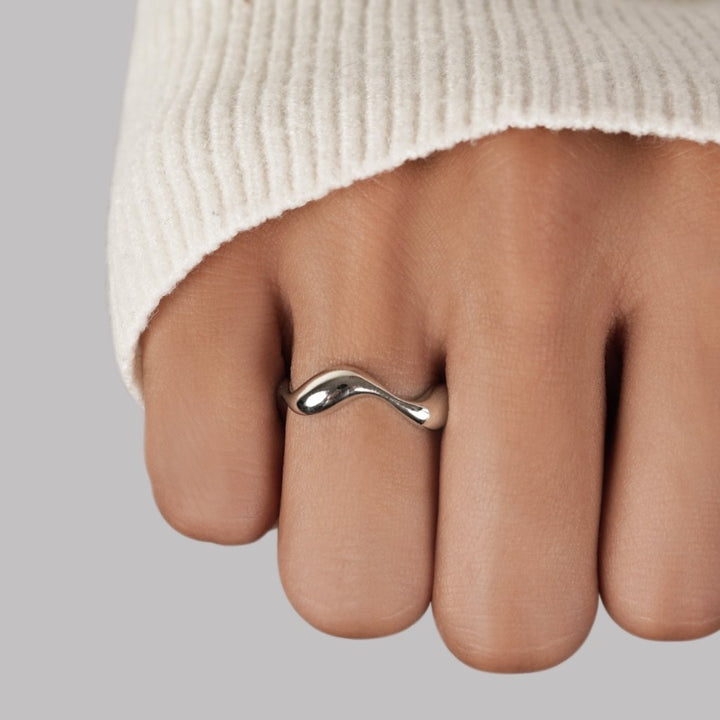 Nerina Wave Flow Ring