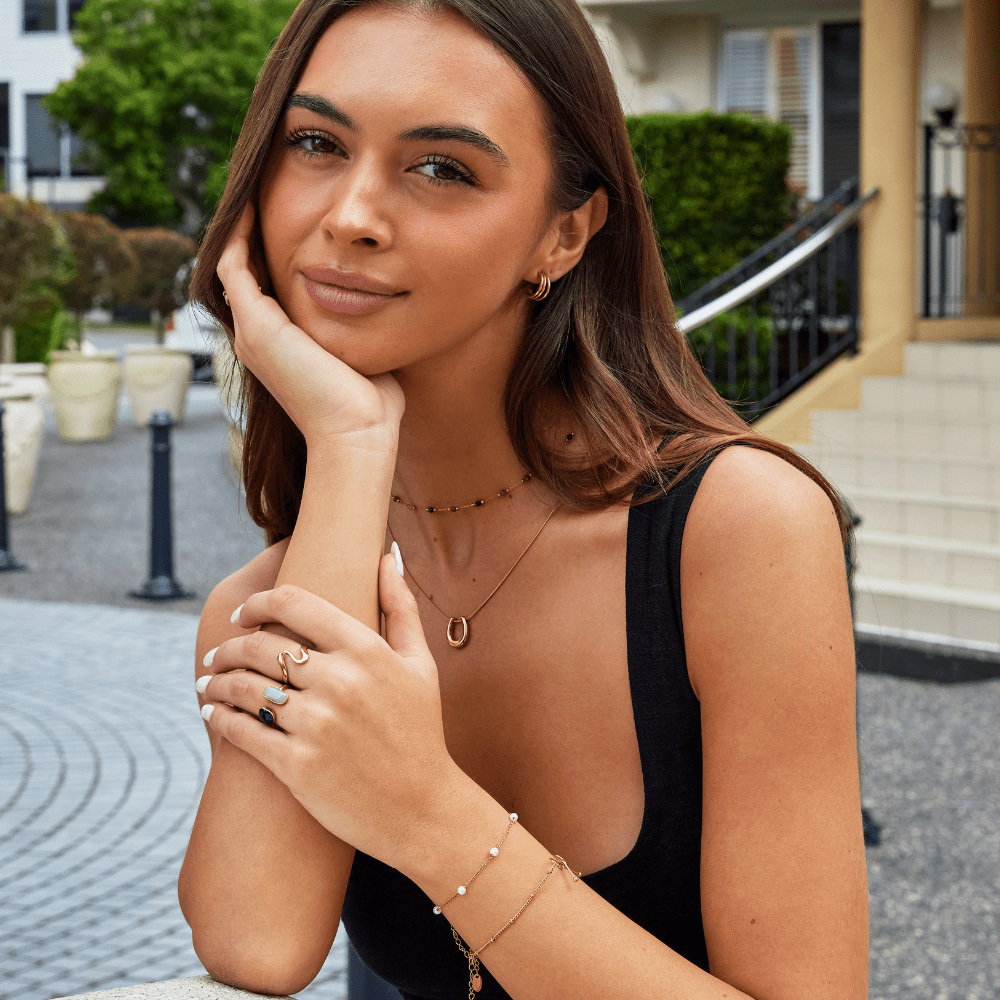 Arco Horseshoe Pendant Necklace
