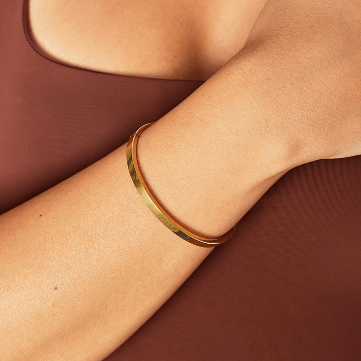 Lilah Sleek Gold Bangle