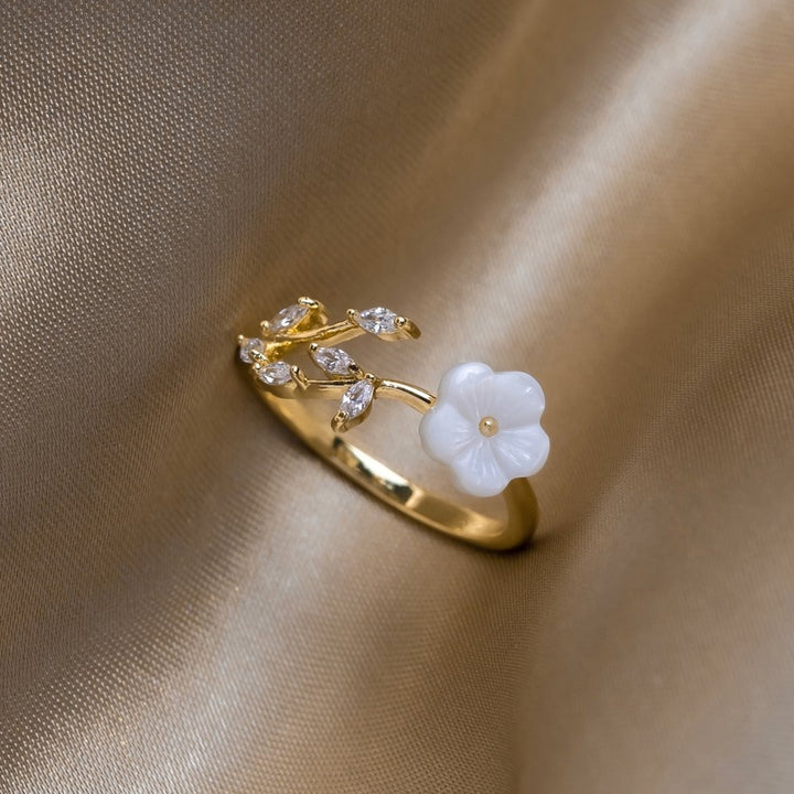 Marivie Blossom Detail Ring